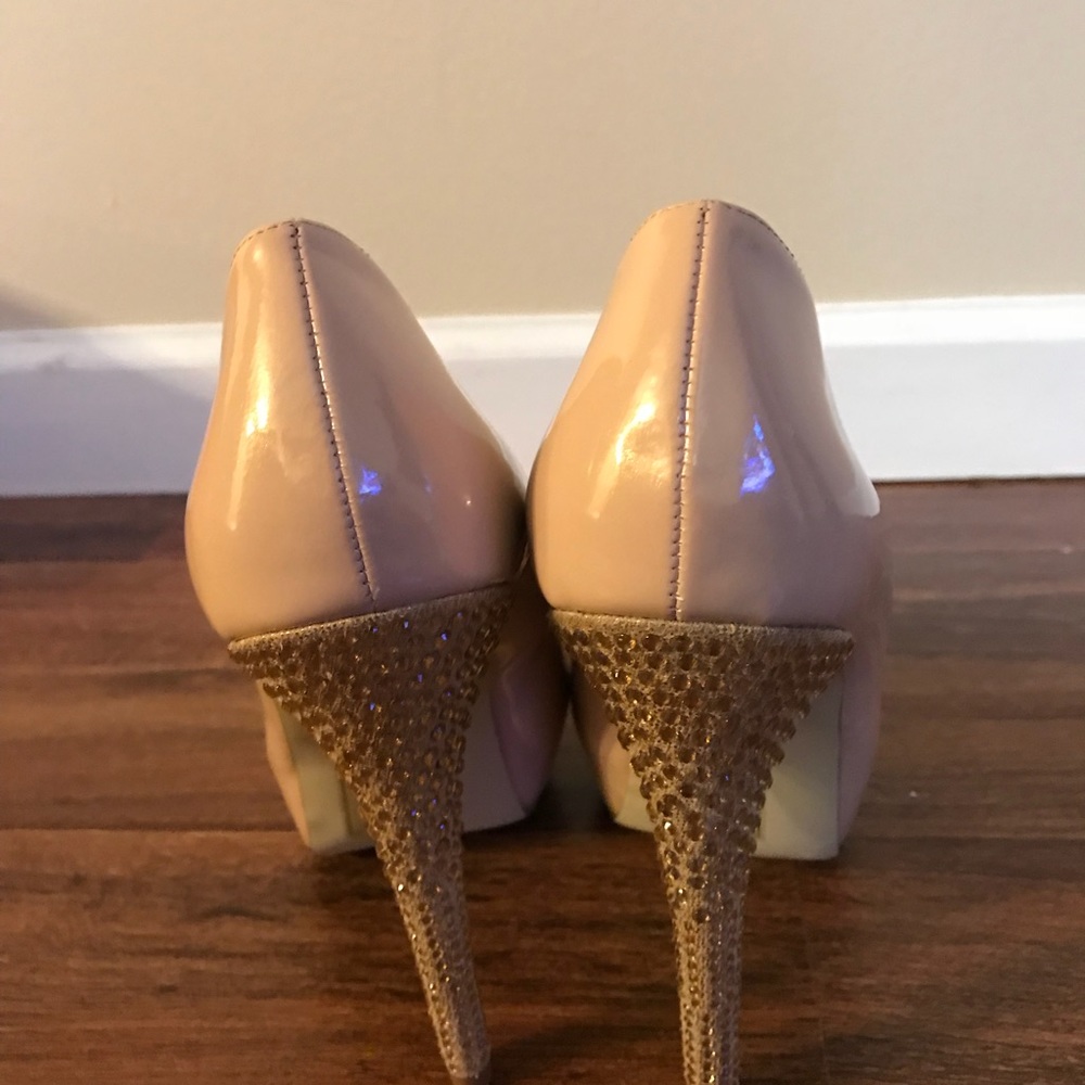 Studded heel pump